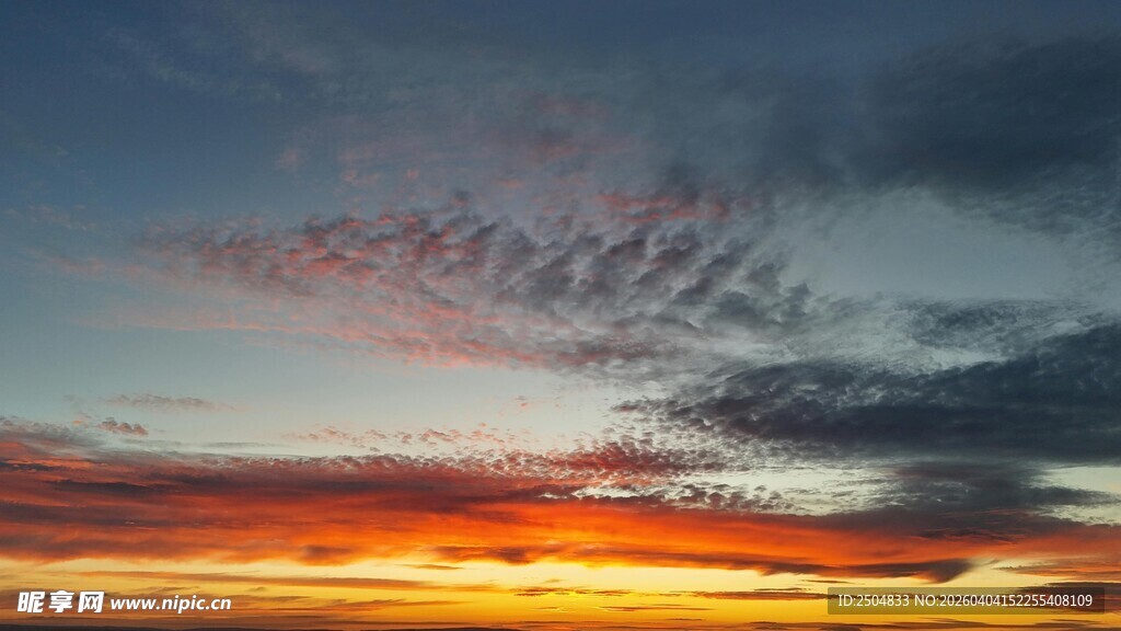 壮丽天空下的绚烂日落