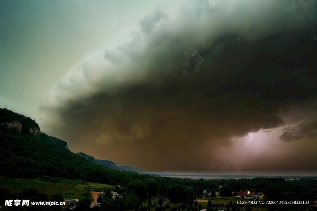 乌云压境的壮丽自然景观