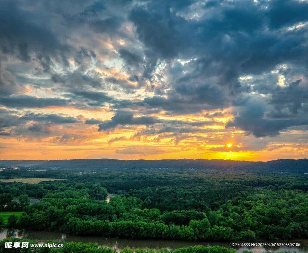 壮丽黄昏下的广袤绿野