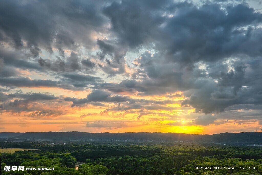 壮丽日落时分的天空景观