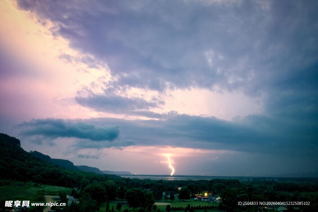 闪电划破黄昏天空美景
