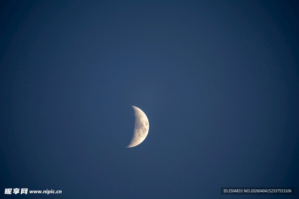 夜空中的弯弯新月