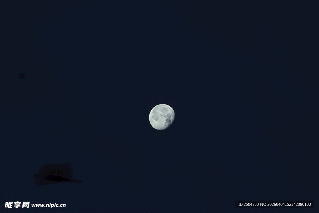 夜空中的皎洁月亮