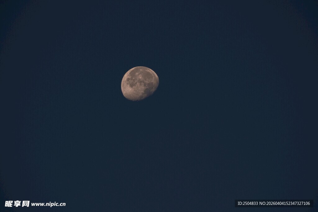 夜空中的一轮明月