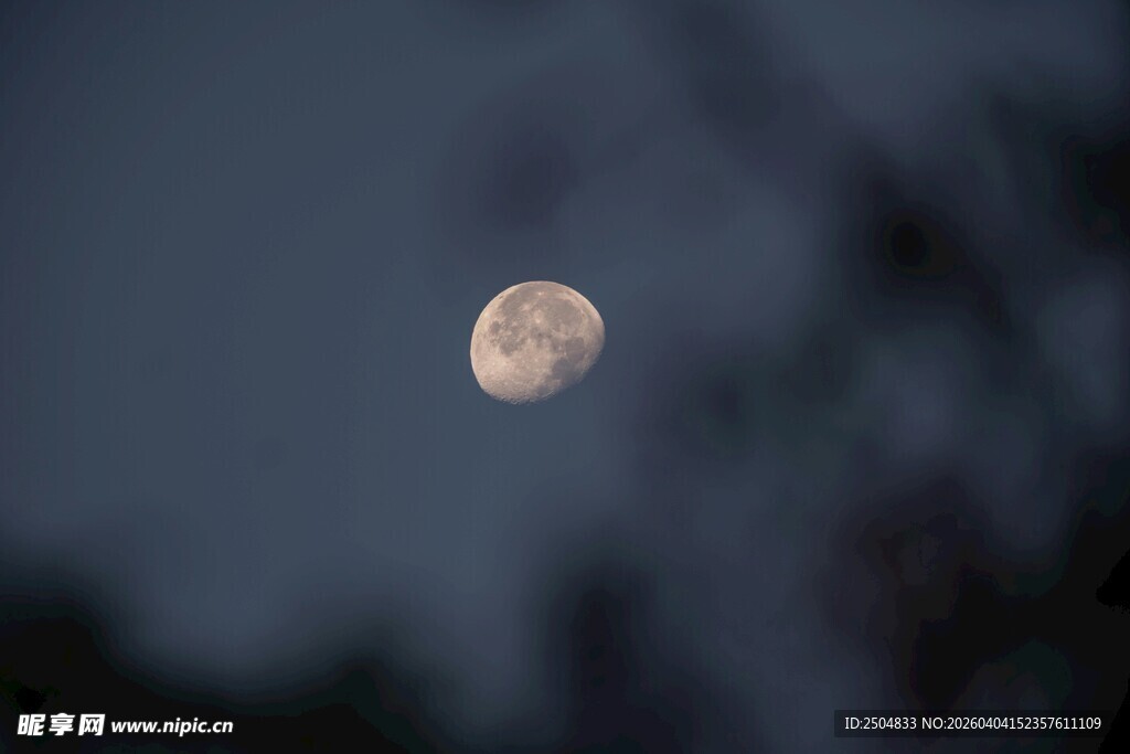 夜空中的朦胧明月