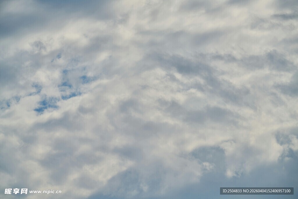 天空中的蓬松云朵