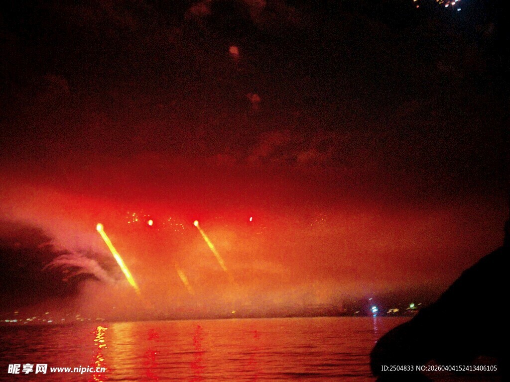 夜空中绚烂的彩色烟花秀