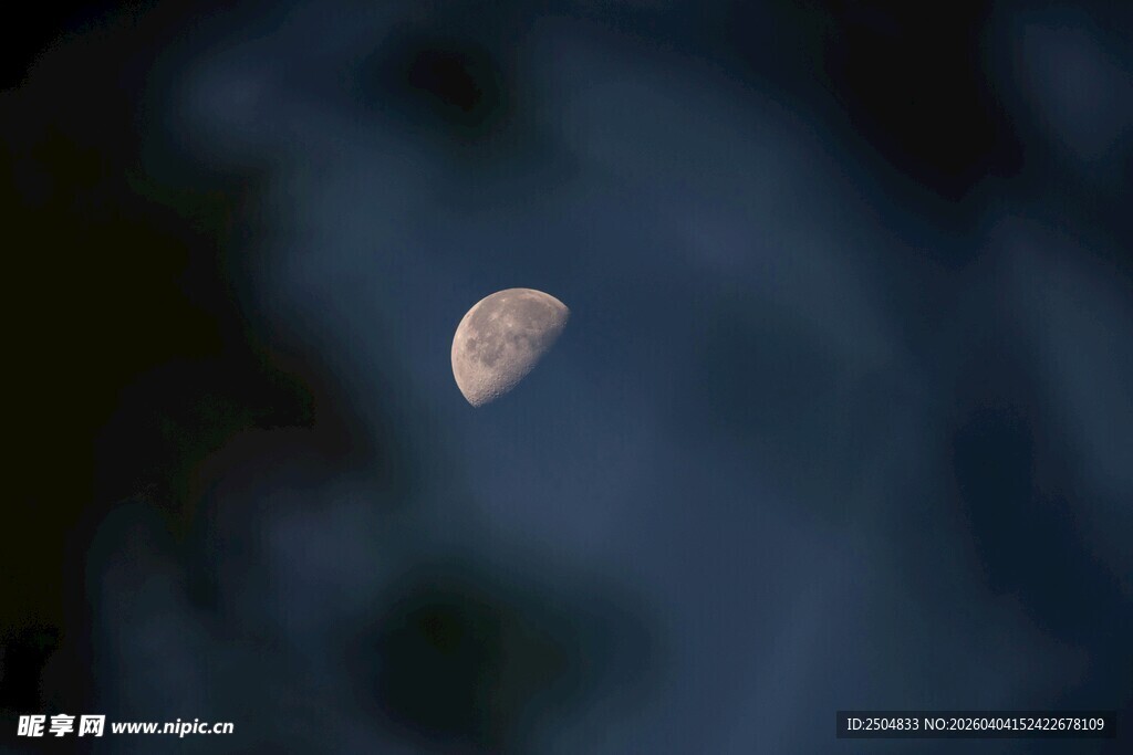 夜空中的朦胧月亮