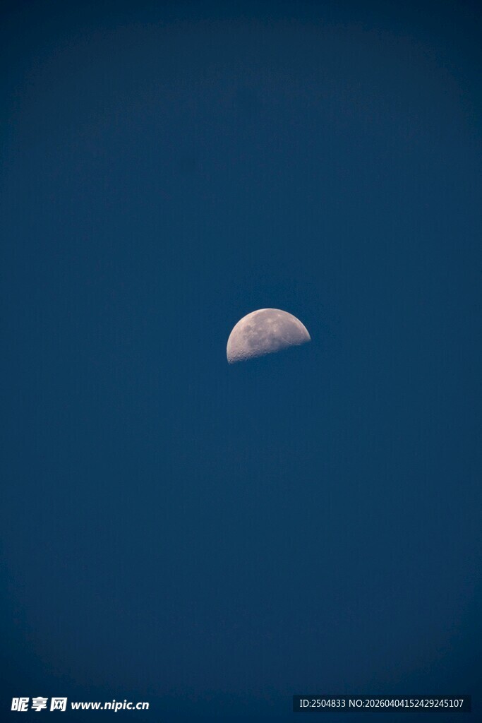 夜空中的弯弯月亮