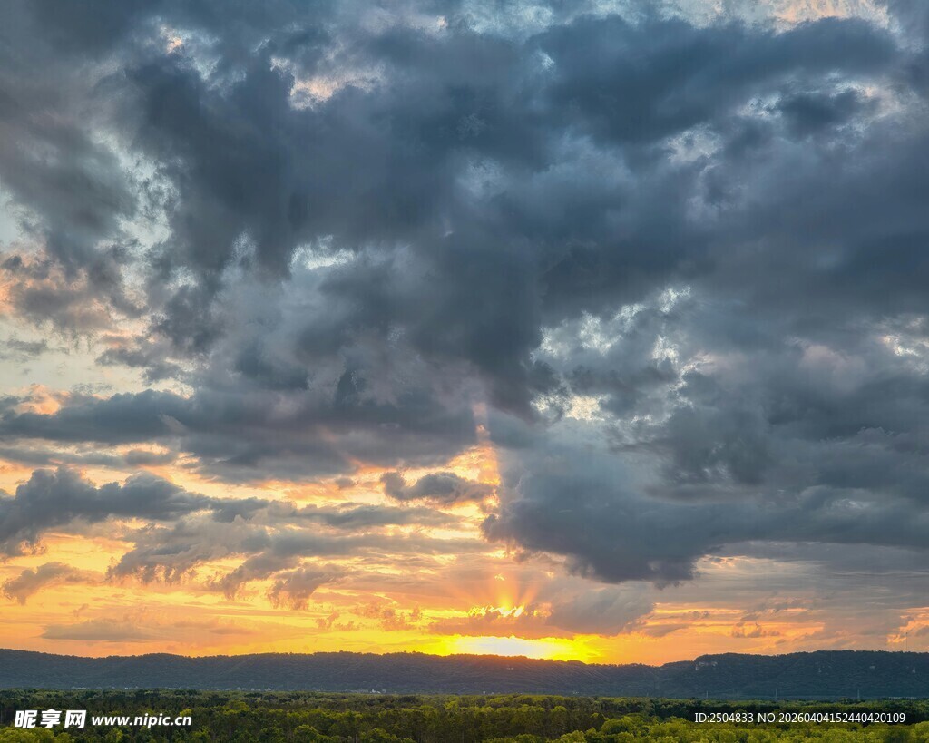 日落时分的壮丽云层景观