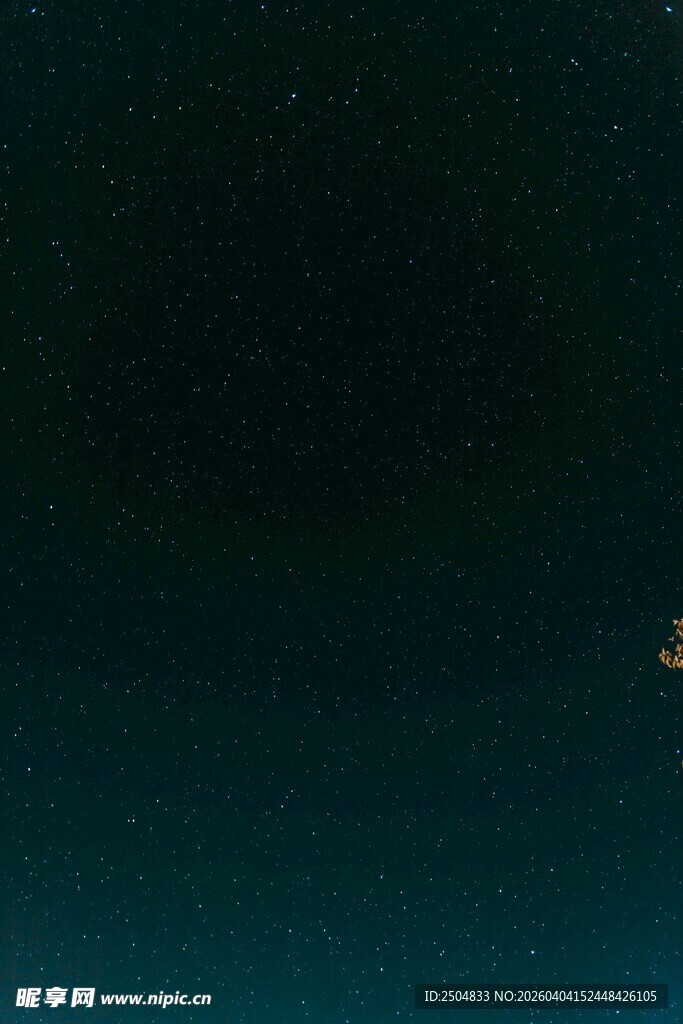 海上孤舟 夜幕下的静谧图景