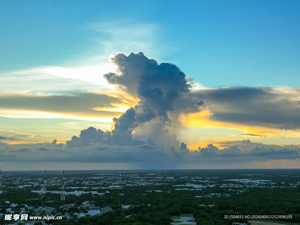 壮丽天空下的巨大积雨云
