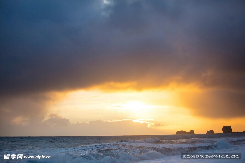 海边日落时分的壮美景观