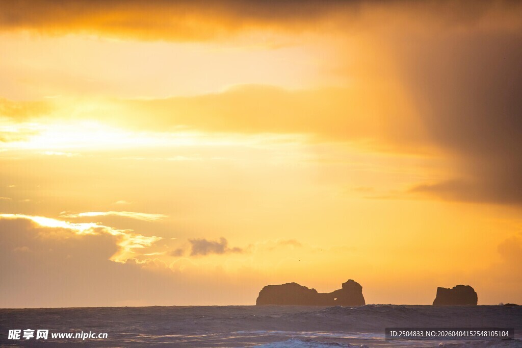 夕阳下的海边壮丽景致