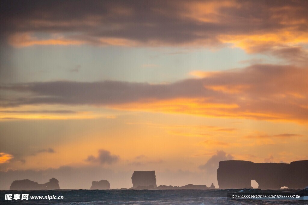 海上壮丽日落城市天际线