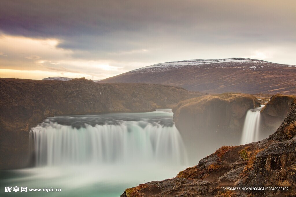 壮丽冰岛瀑布自然景观
