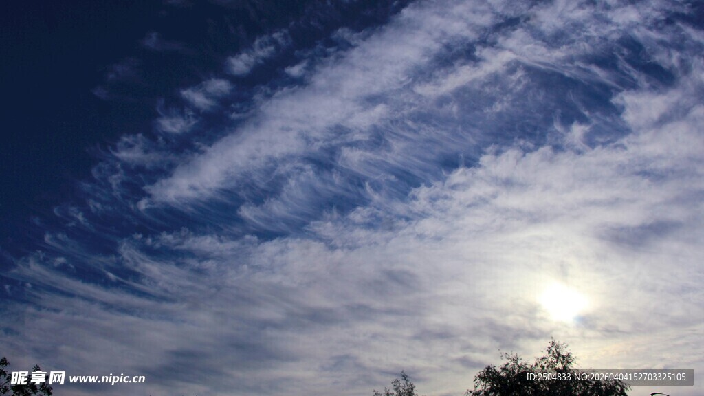 蓝天暖阳下的云景