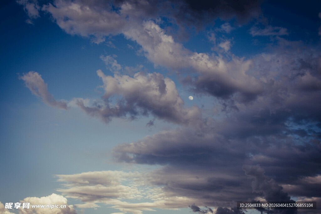 蓝天之上的梦幻云朵