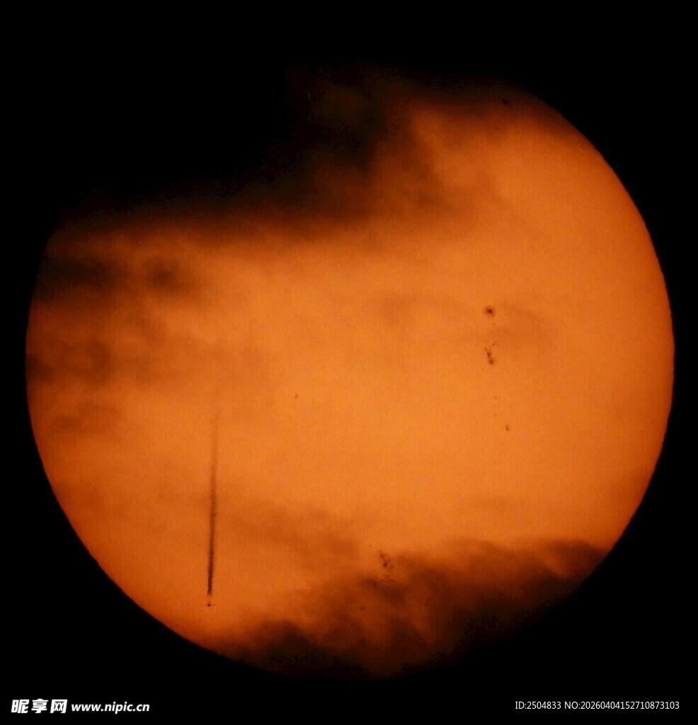 夕阳下的朦胧红日