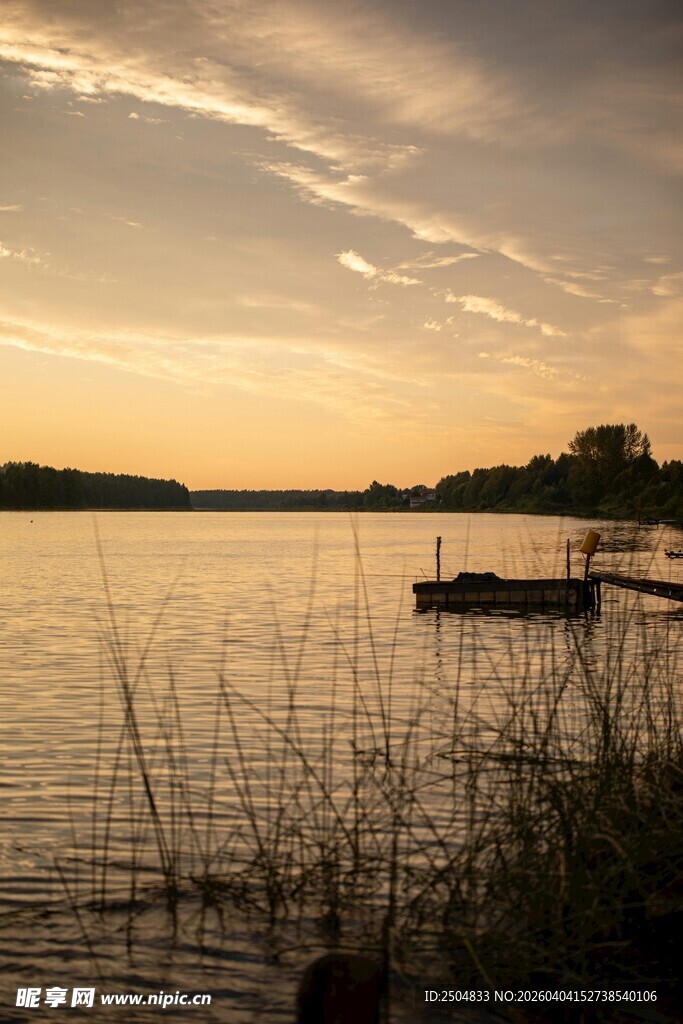 湖畔黄昏美景
