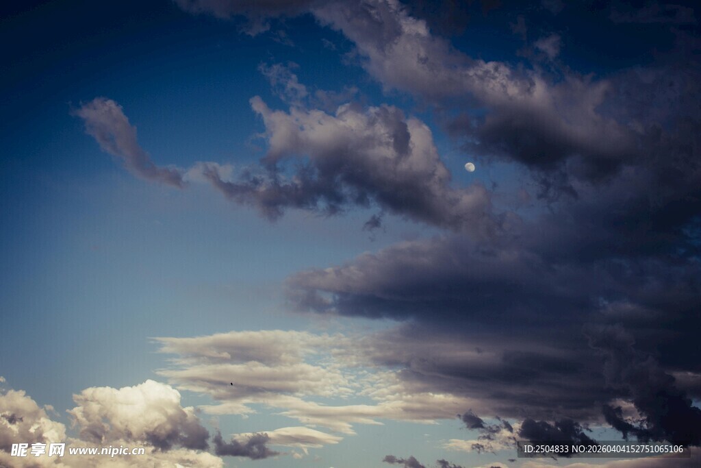天空中的梦幻云朵景观