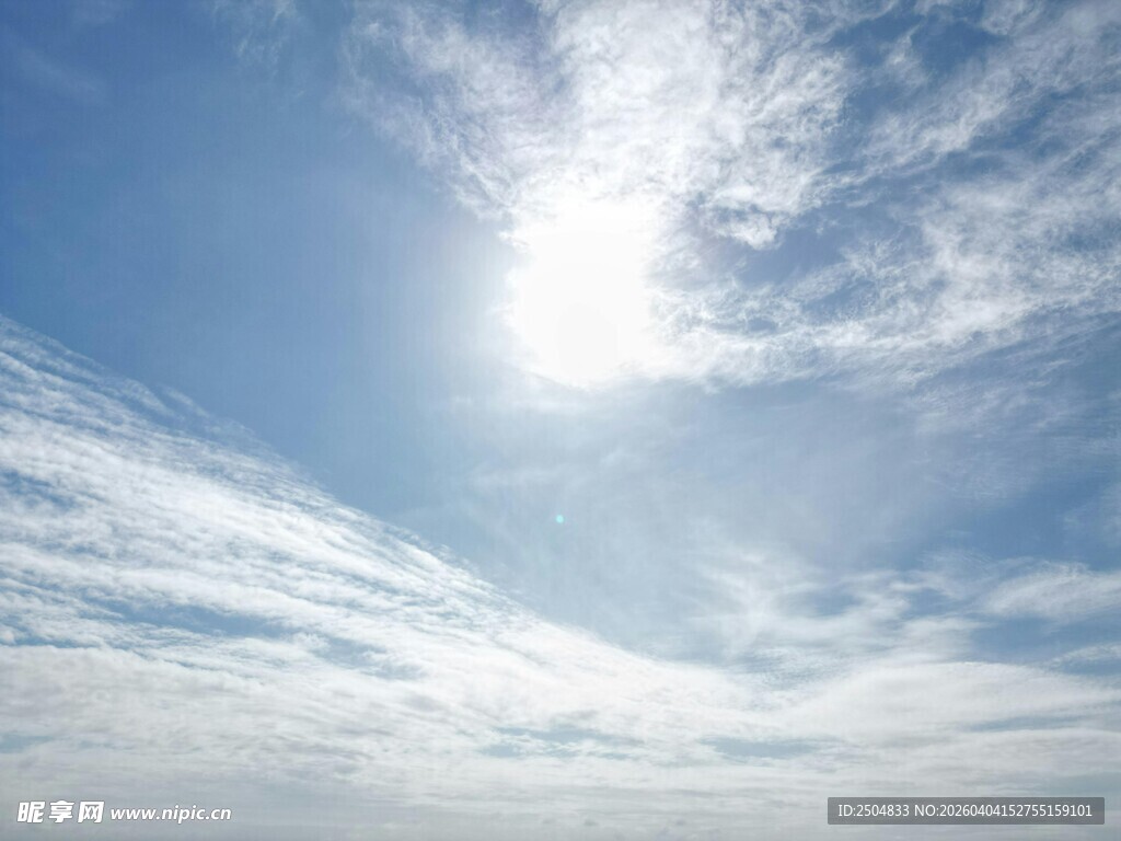 晴朗蓝天与飘逸白云