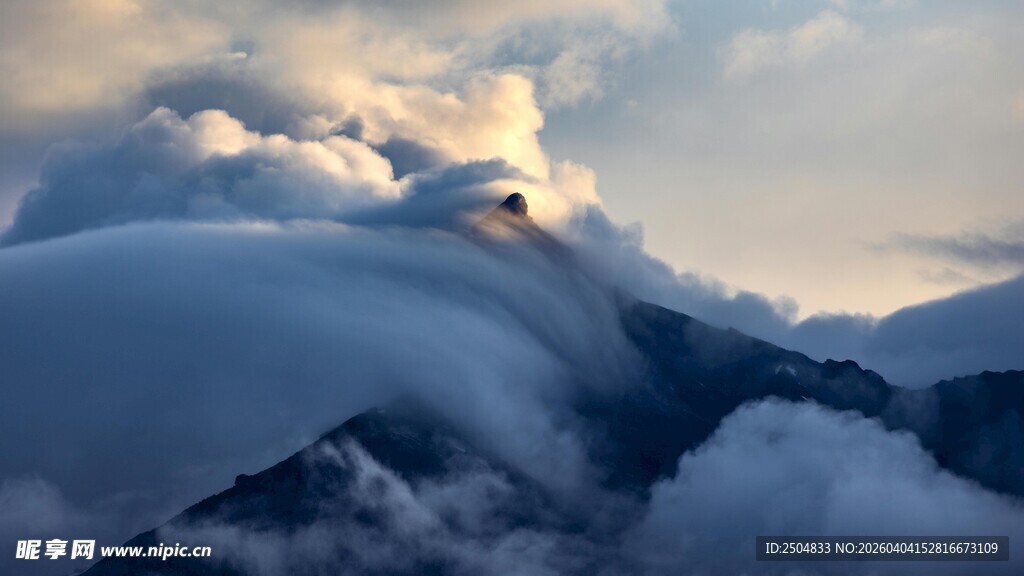 云海环绕的壮丽山峰