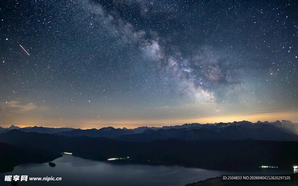 星空下的静谧山水夜景