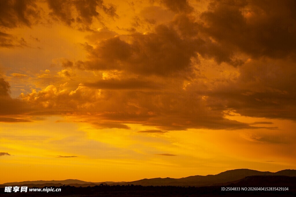 壮丽黄昏天空与远山景色