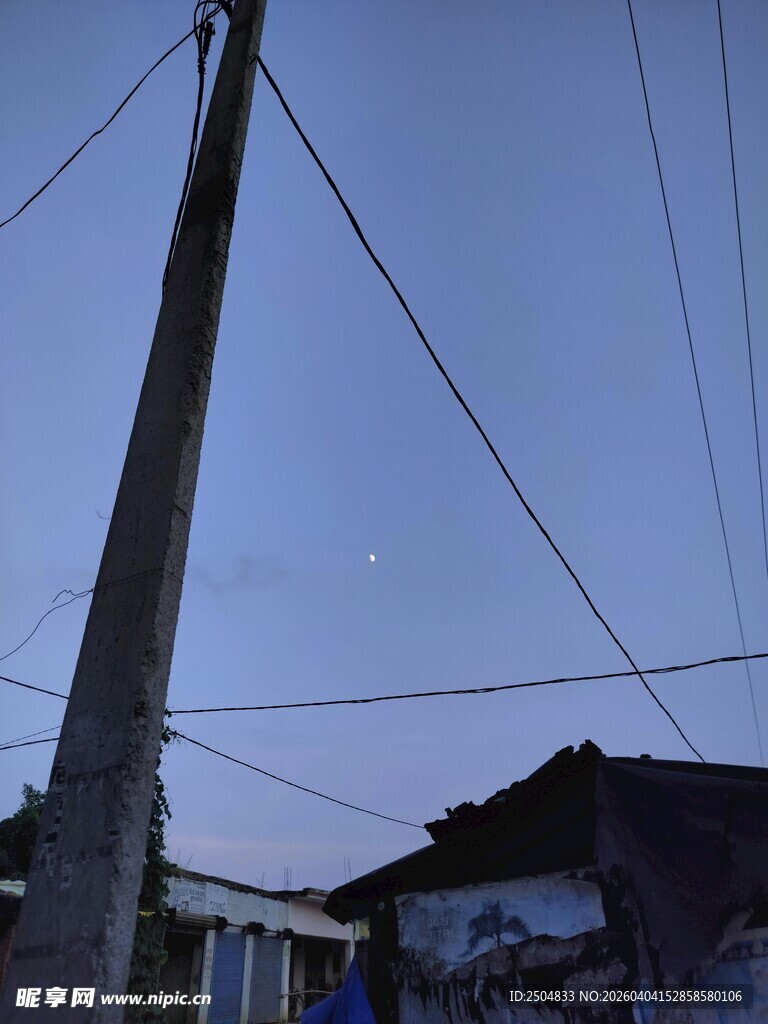 黄昏下的电线杆与 居