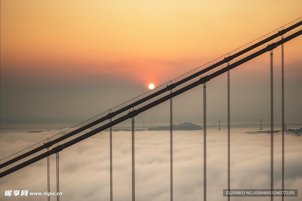 日出时分的云端桥梁