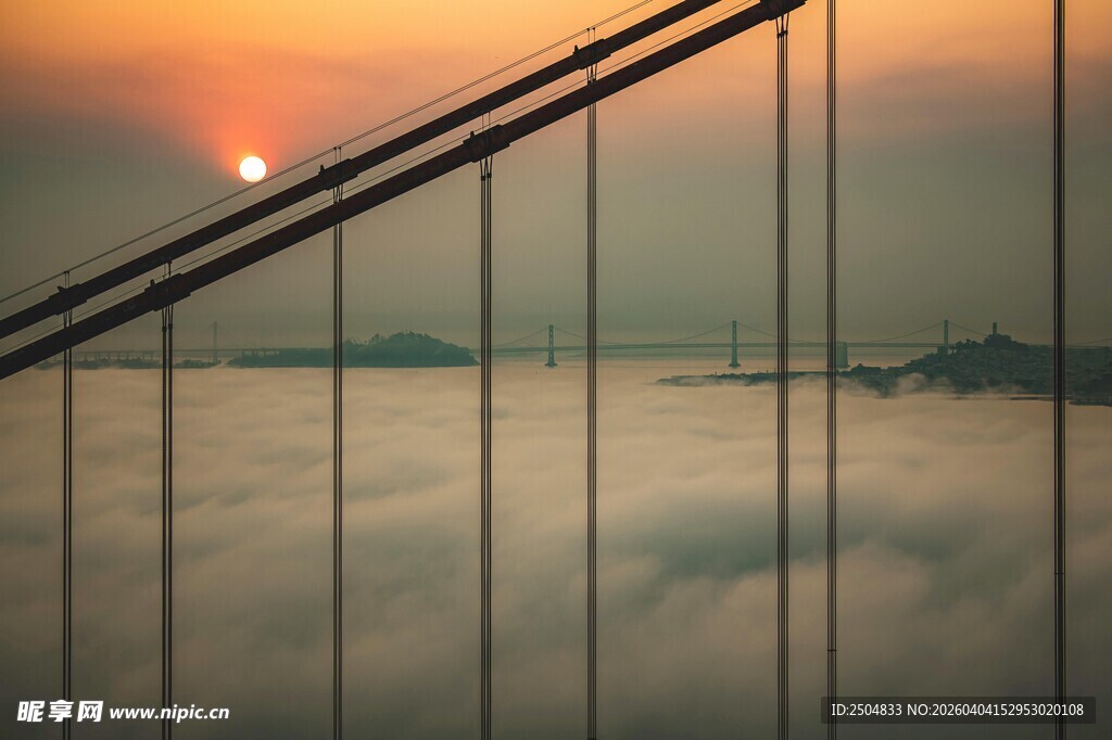 日出云海间的桥梁美景