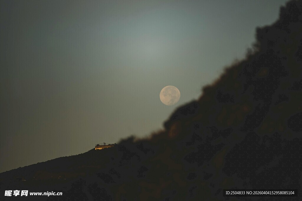 山间初升的朦胧圆月