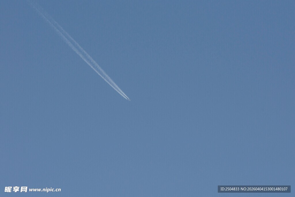 蓝天中飞机留下的航迹