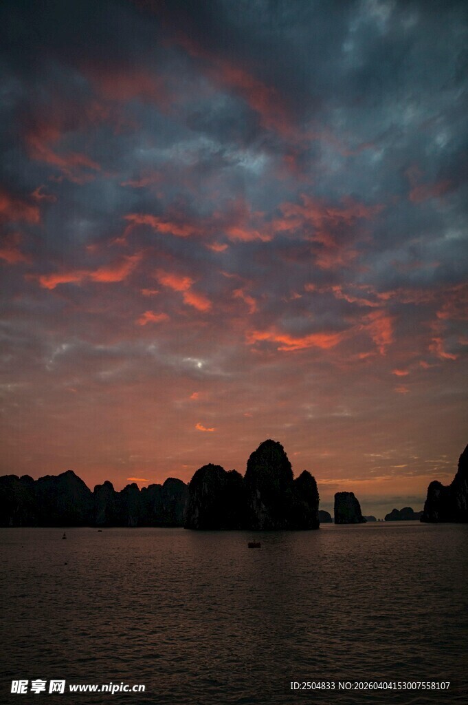 海上壮丽晚霞与礁石景观