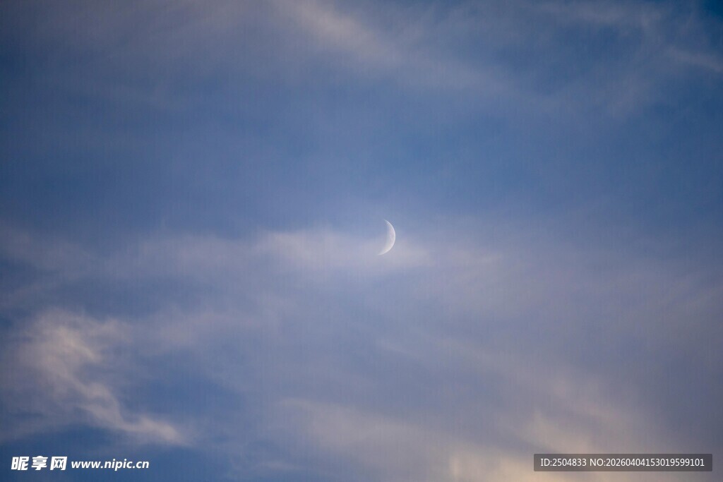 天空中的弯弯月牙