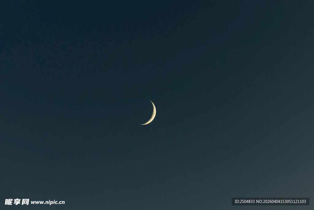 夜空中的弯弯新月