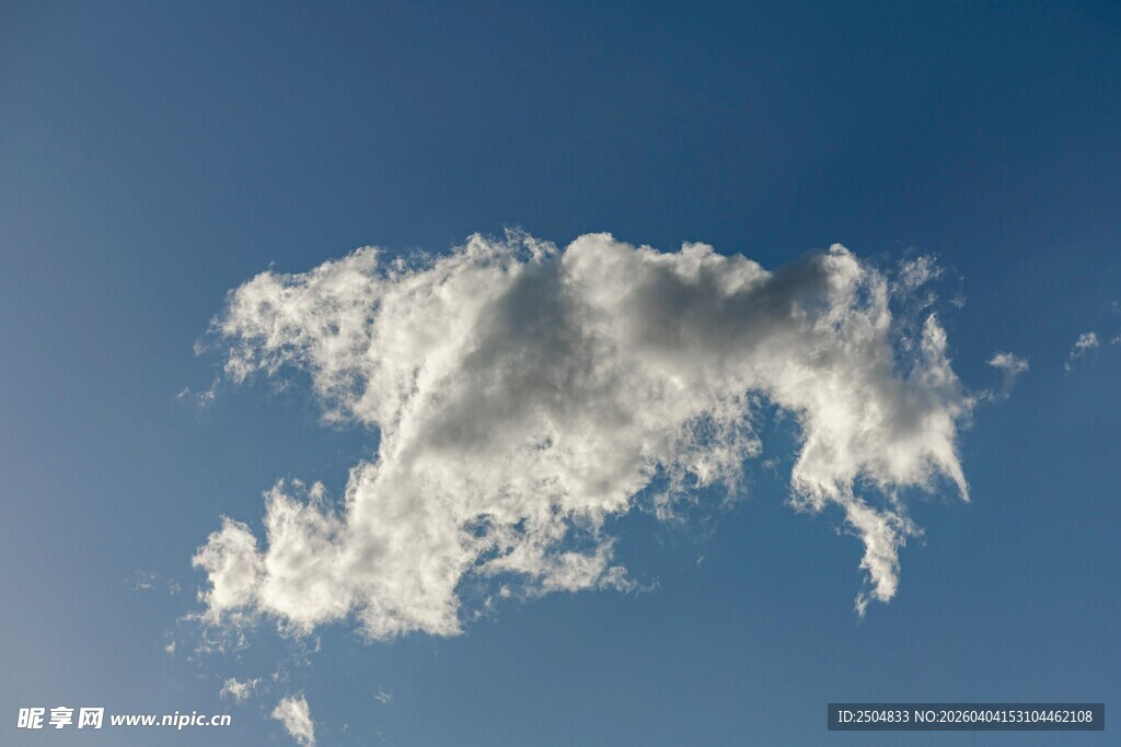蓝天下的蓬松白云