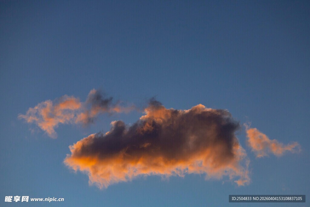 蓝天下的绚丽彩云