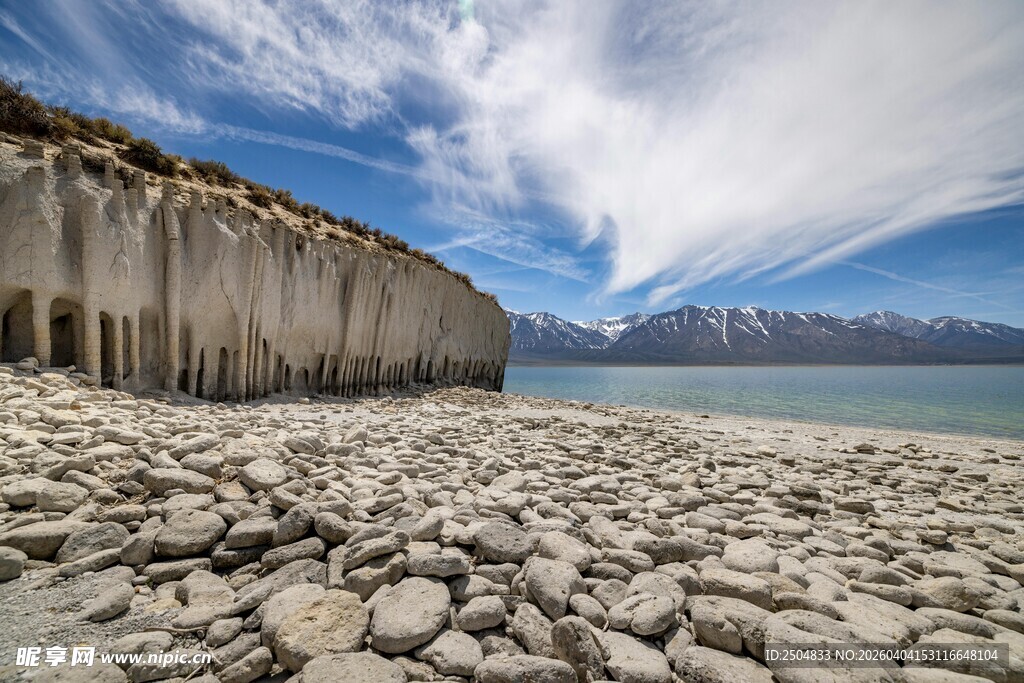 海边石滩与远处山峦风景