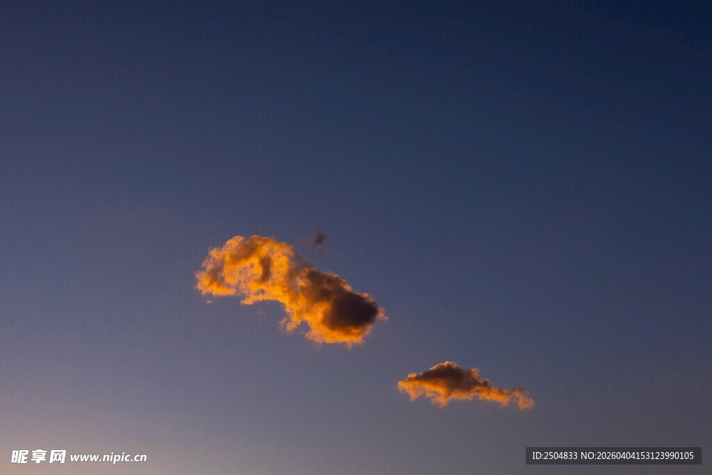 夕阳下的奇幻橙色云朵