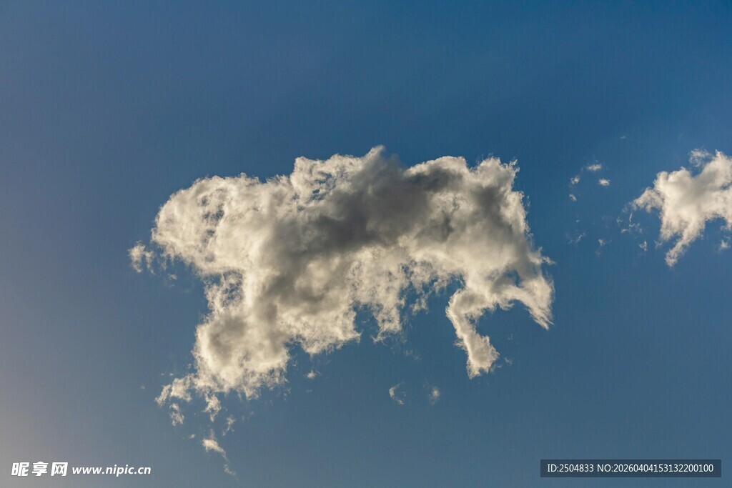蓝天下的独特云朵