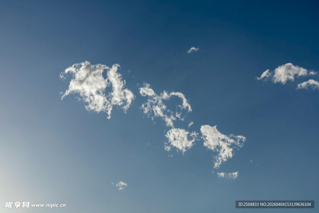 蓝天下的梦幻云朵