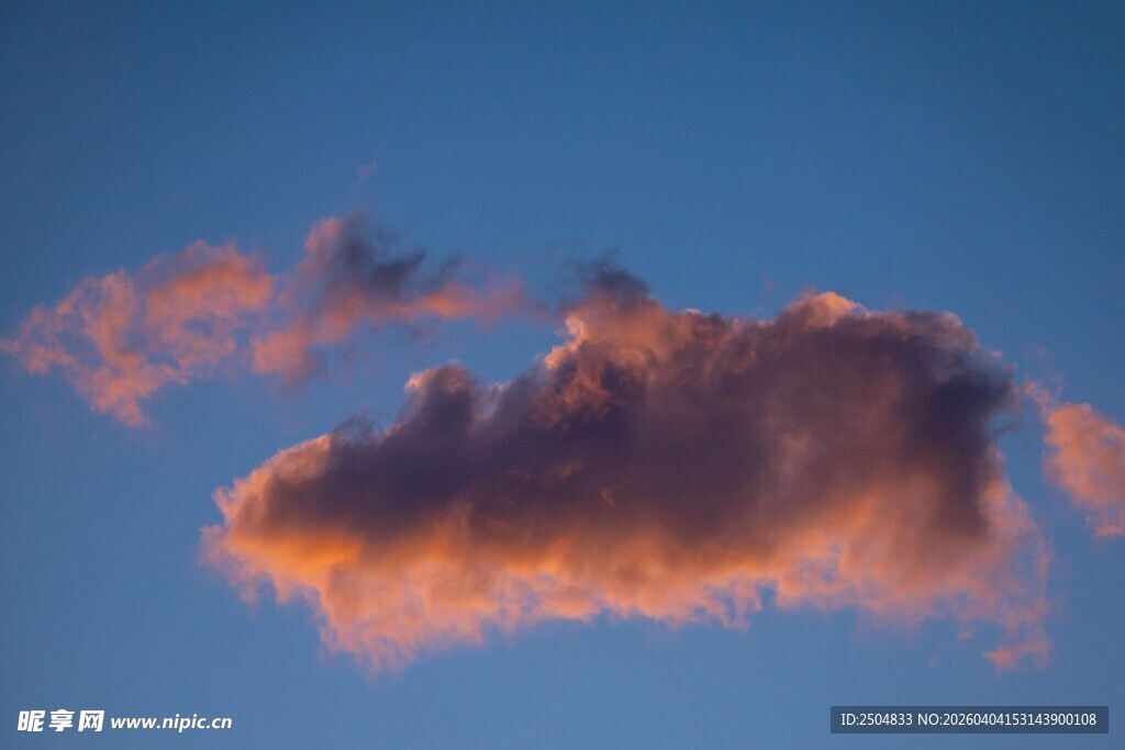 蓝天下的绚丽彩云