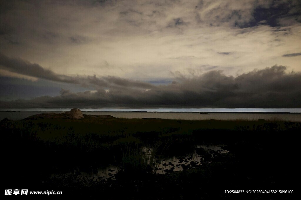 阴云笼罩下的静谧湖畔