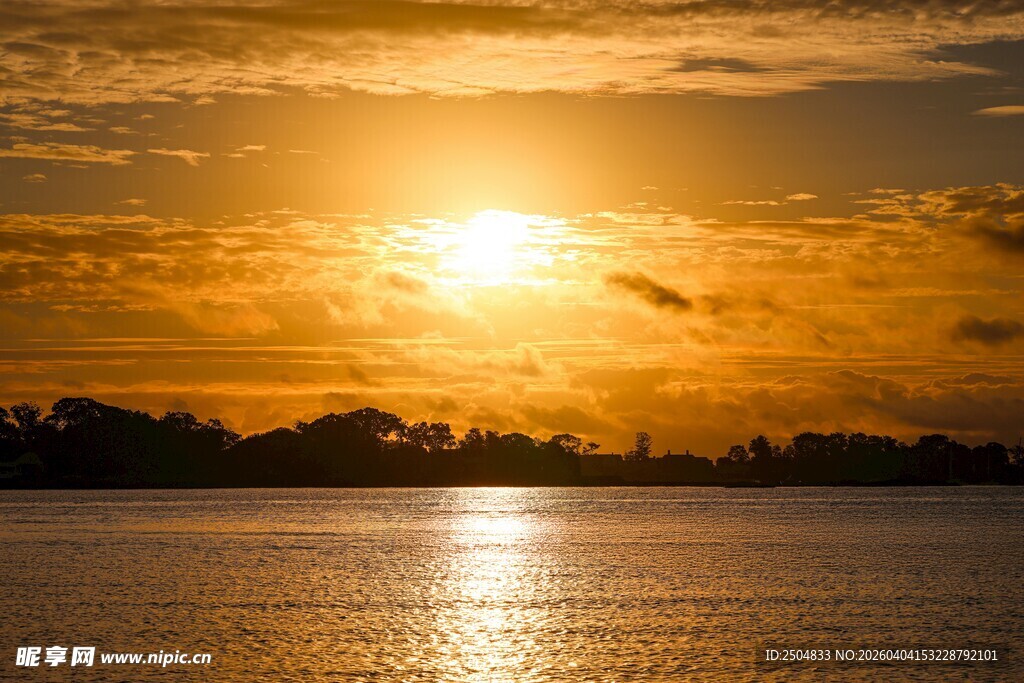 夕阳下波光粼粼的水面
