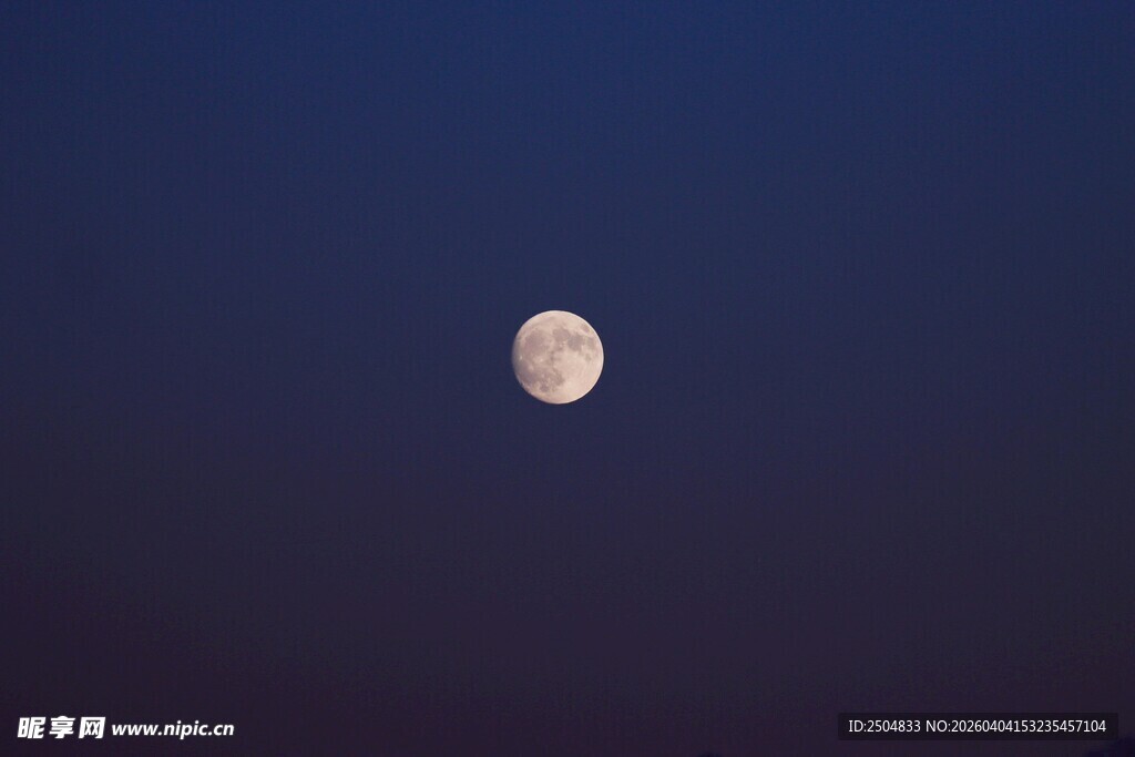 夜空中的皎洁明月