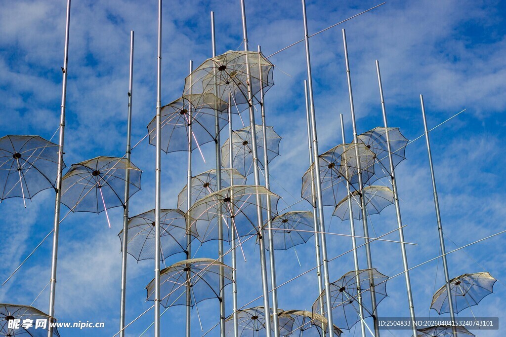 蓝天之下的伞状装置景观