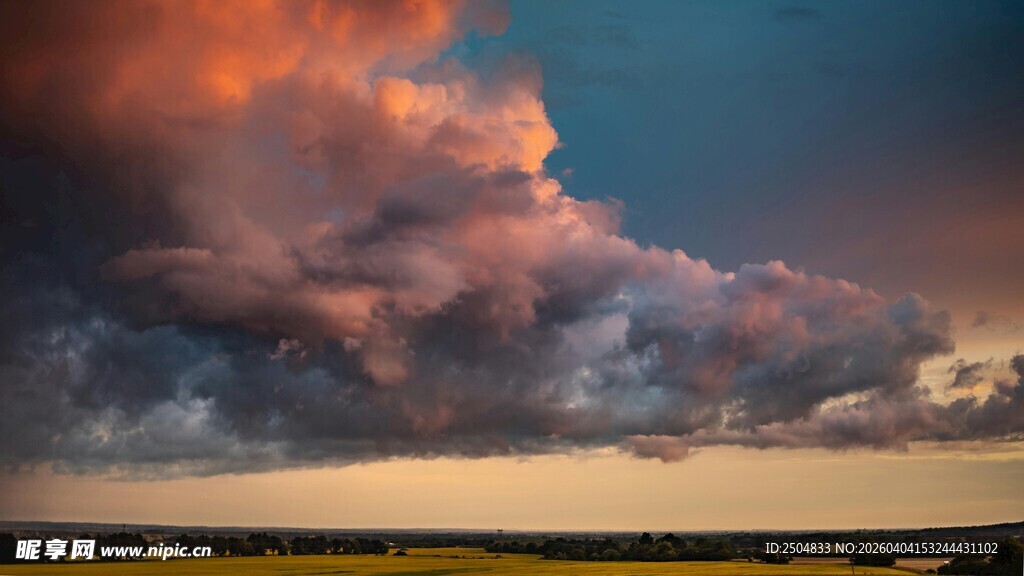 壮丽晚霞下的广袤原野
