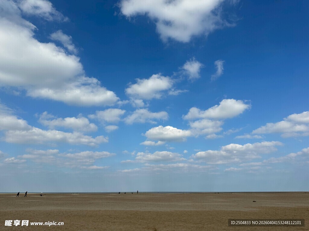 蓝天旷野 白云悠悠